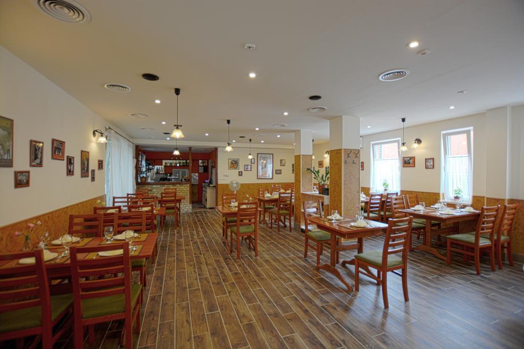 Casablanca Rooms And Restaurant Debrecen Dış mekan fotoğraf